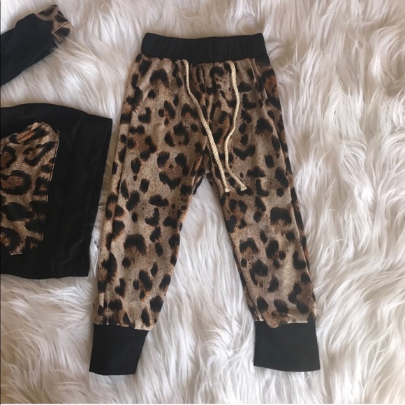 << Leopard Print & Black Sweatshirt Set >> - Picture 2 of 5